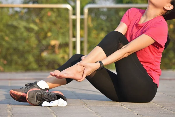 Female runner suffering with pain on sports running injury — Stock Photo, Image