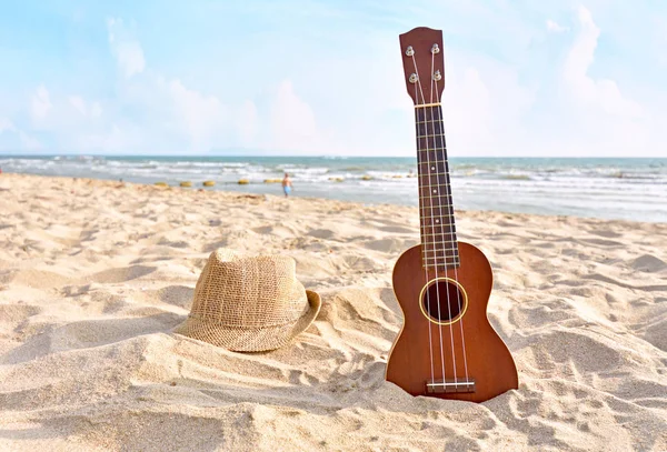 Летние каникулы с гитарой для отдыха на прекрасном пляже — стоковое фото