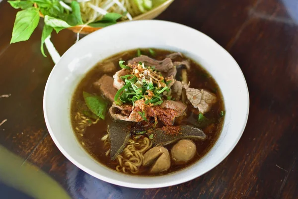 Tay tarzı sığır şehriye çorbası bir kase. 