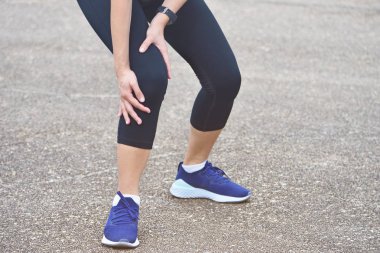 Bacak yaralanması ile genç Runner acı katta stand