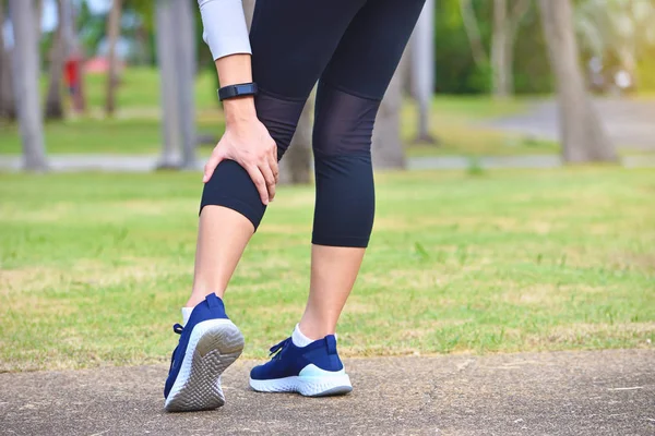 Young woman feel pain on her leg while exercising — Stock Photo, Image