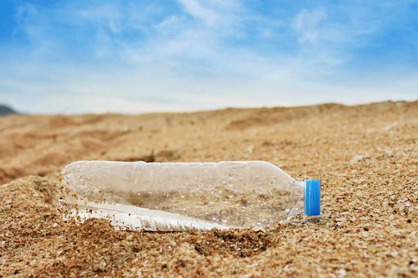 Bouteille déchets en plastique sur la plage — Photo