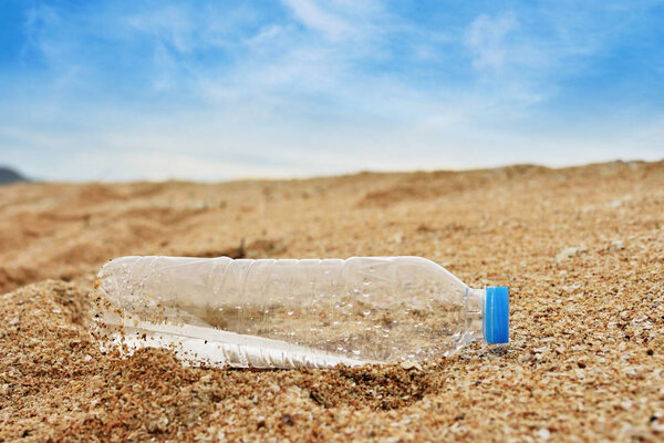 Бутылочный пластиковый мусор на пляже
