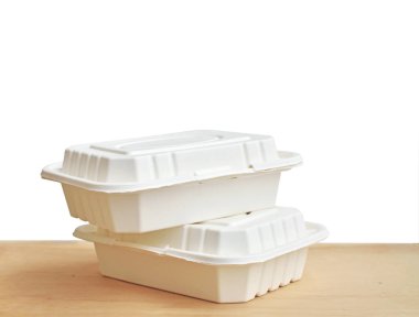 Ahşap arka planda fast food karton kutu