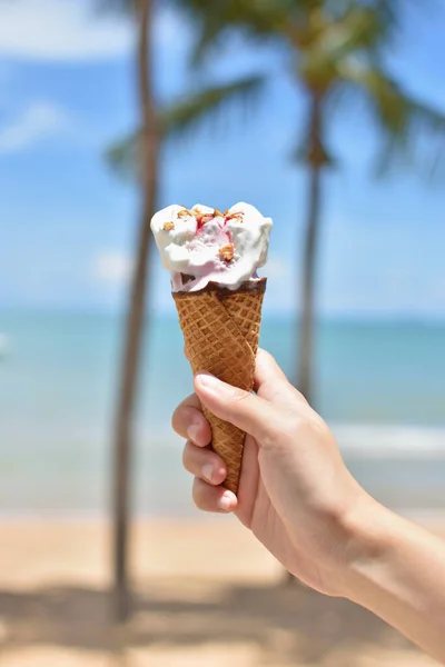 Mão Feminina Segurando Sorvete Cone Waffle Contra Fundo Praia Verão — Fotografia de Stock