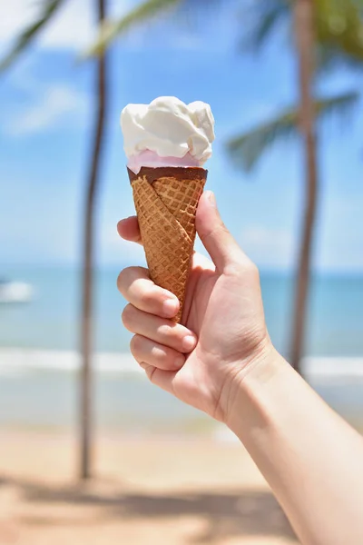 Cone Sorvete Realizada Até Céu Fundo Praia Verão — Fotografia de Stock