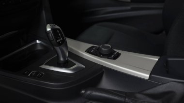 Araba otomatik vites. İç detay.