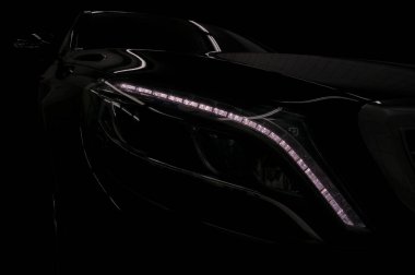 Siyah arka plan üzerine siyah modern araba.