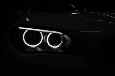 Araba Far aydınlatmalı siyah arka plan üzerine.