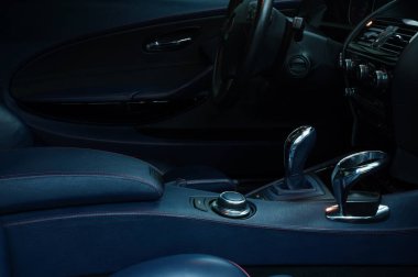 Modern araba otomatik şanzıman. Yolcu koltuğundan görünüm.