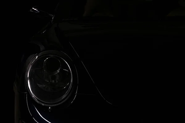 Auto-Silhouette auf schwarzem Hintergrund. — Stockfoto