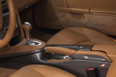 Modern araba iç mimarisi. Otomatik vites değiştirme.