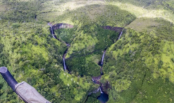 Su helikopter turundan Kauai, Hawaii üzerinde görülen düşüyor