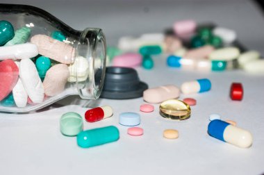 ilaç ilaç Laboratuvar tezgahın üzerine dökülen