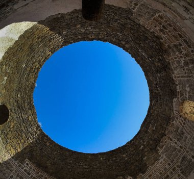 Güneş ışığı gözüme çarptı.