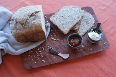 Ev yapımı ekmek, sürülebilir peynir ve kabak reçeli ile sağlıklı bir kahvaltı.