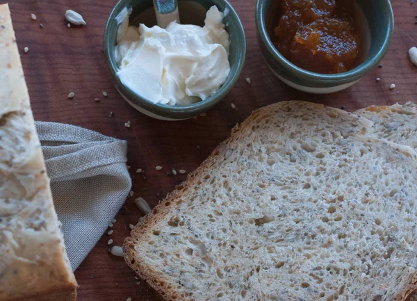Zdrowe Śniadanie Obejmujące Domowy Chleb Ser Smarowania Dżem Dyni — Zdjęcie stockowe