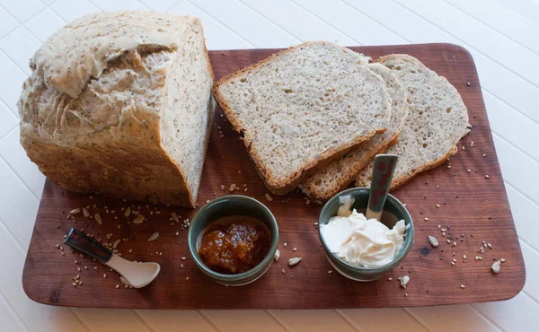 Zdrowe Śniadanie Obejmujące Domowy Chleb Ser Smarowania Dżem Dyni — Zdjęcie stockowe