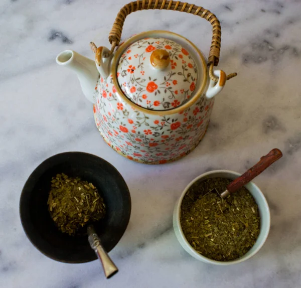 Mermer Arka Planı Olan Bir Yerba Mat Karışımı Tahta Bir — Stok fotoğraf