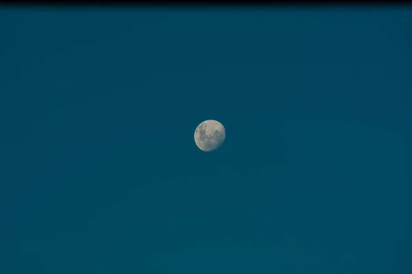 Superfície Cheia Lua Sobre Fundo Azul Céu — Fotografia de Stock