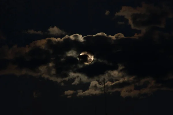 Lua Atrás Das Nuvens Sobre Céu Escuro — Fotografia de Stock