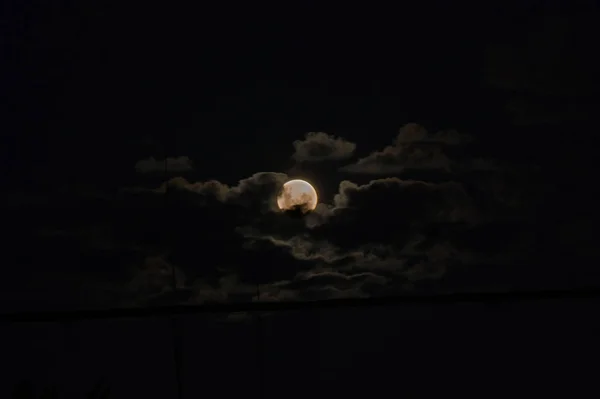 Lua Atrás Das Nuvens Sobre Céu Escuro — Fotografia de Stock