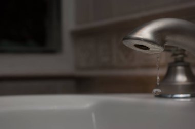 Sudan düşen bazı damlalar var.