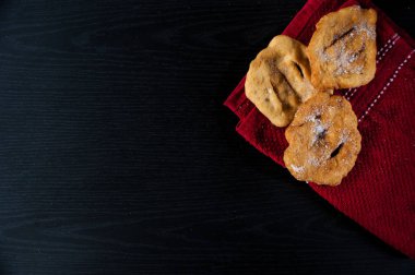 Mate infüzyon ve torta frita koyu bir arkaplan üzerinde