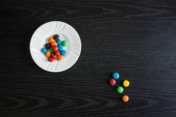 Alguns Doces Coloridos Sobre Uma Mesa Madeira — Fotografia de Stock