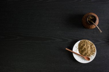 Yerba dostum infüzyonu Arjantin'den, tipik bir koyu ahşap arka plan üzerinde beyaz bir tabak içinde sanatsal fotoğraf