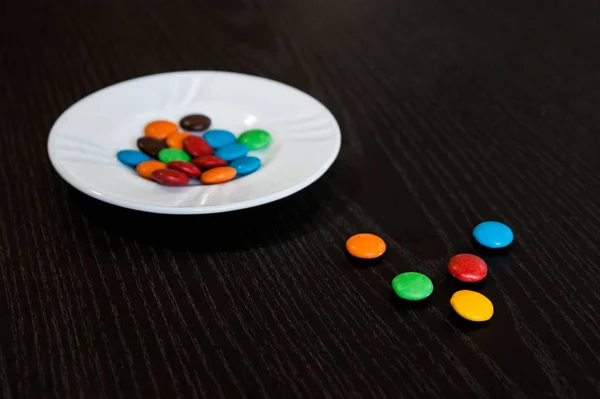Ahşap Bir Masa Üzerinde Renkli Şeker — Stok fotoğraf