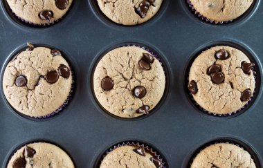 ev yapımı vanilya ve çikolata kek siyah bir arka plan üzerinde