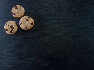 ev yapımı vanilya ve çikolata kek siyah bir arka plan üzerinde