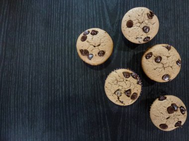 ev yapımı vanilya ve çikolata kek siyah bir arka plan üzerinde