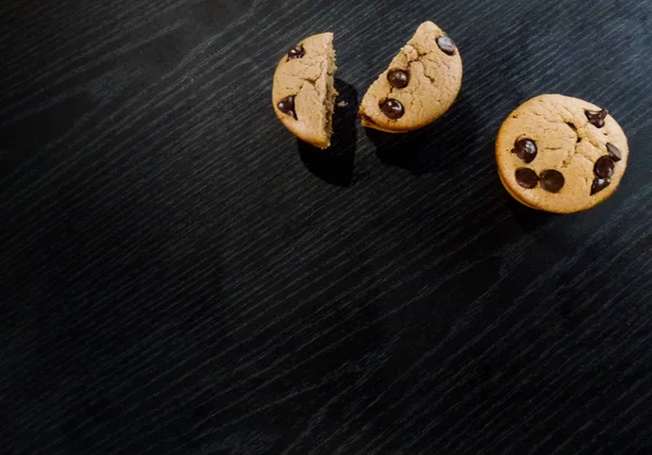 Σπιτική Βανίλια Και Muffins Τσιπ Σοκολάτας Πάνω Μαύρο Φόντο — Φωτογραφία Αρχείου