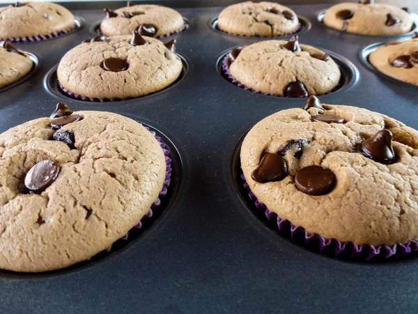Home Made Baunilha Chocolate Chips Muffins Sobre Fundo Preto — Fotografia de Stock