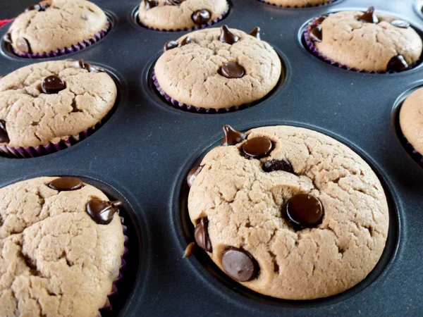Muffins Vanille Aux Pépites Chocolat Faits Maison Sur Fond Noir — Photo