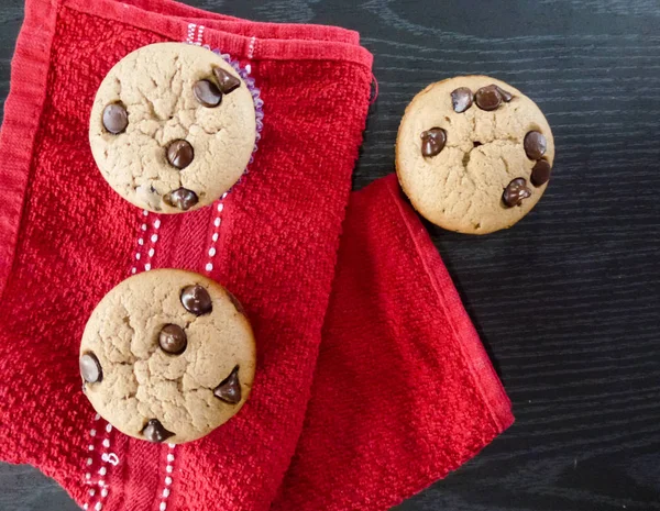 Home Made Baunilha Chocolate Chips Muffins Sobre Fundo Preto — Fotografia de Stock