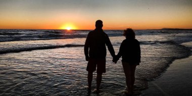 bir günbatımı arka plan ile gölge yaşlı çift