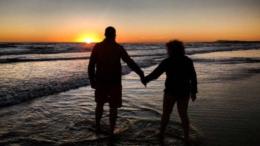 bir günbatımı arka plan ile gölge yaşlı çift
