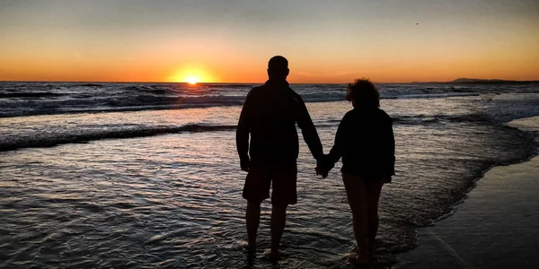 Schaduw oude paar met een zonsondergang achtergrond — Stockfoto