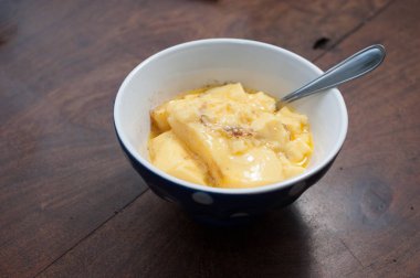 ev yapımı vanilya ve ahşap bir masa üzerine tarçın börek