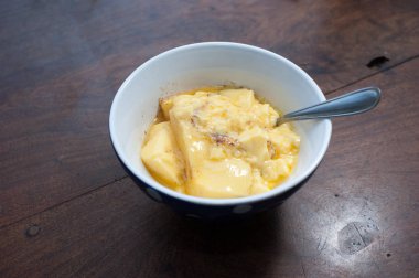 ev yapımı vanilya ve ahşap bir masa üzerine tarçın börek