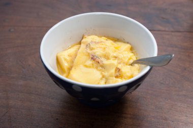 ev yapımı vanilya ve ahşap bir masa üzerine tarçın börek