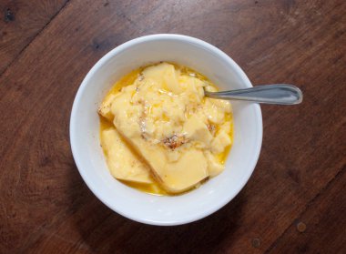 ev yapımı vanilya ve ahşap bir masa üzerine tarçın börek