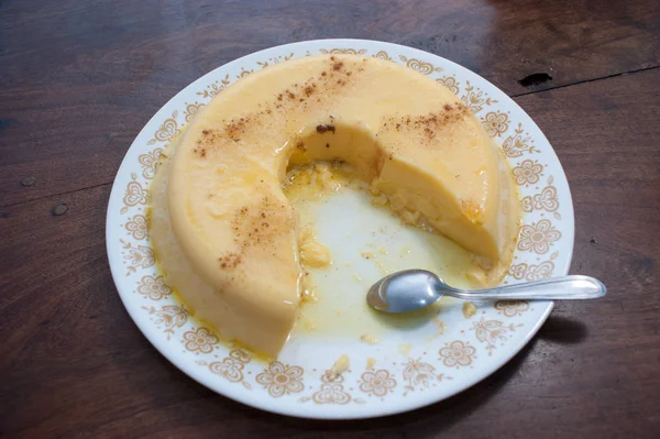 Comer vainilla casera y flan de canela sobre una mesa de madera — Foto de Stock