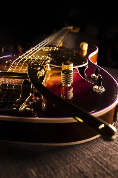 Closeup Sunburst Electric Guitar Brass Mechanics Bright Colors Dark Shaded — Stock Photo, Image