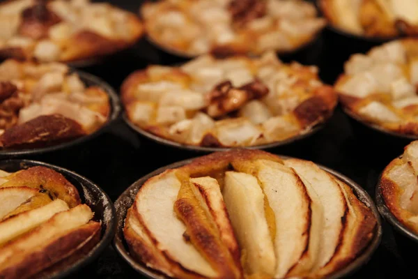 Küçük ev yapımı elmalı turta fırından yeni çıkmış her biri kendi kalıp