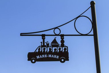 Haydi sahile gidelim! Bir tatil beldesi anlamlı bir iz vurgular kısmetli bir beyaz bulut üzerinde plajlar doğru yönünü gösterir