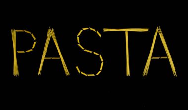 Spagetti ve makarna yukarıdan, siyah bir zemin üzerine yerleştir